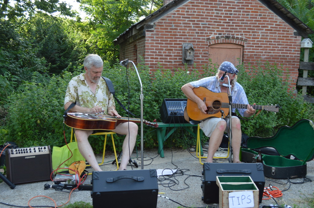 Folk singers and other musicians are featured during the weekly farmers market in Homestead. (photo/Cindy Hadish)