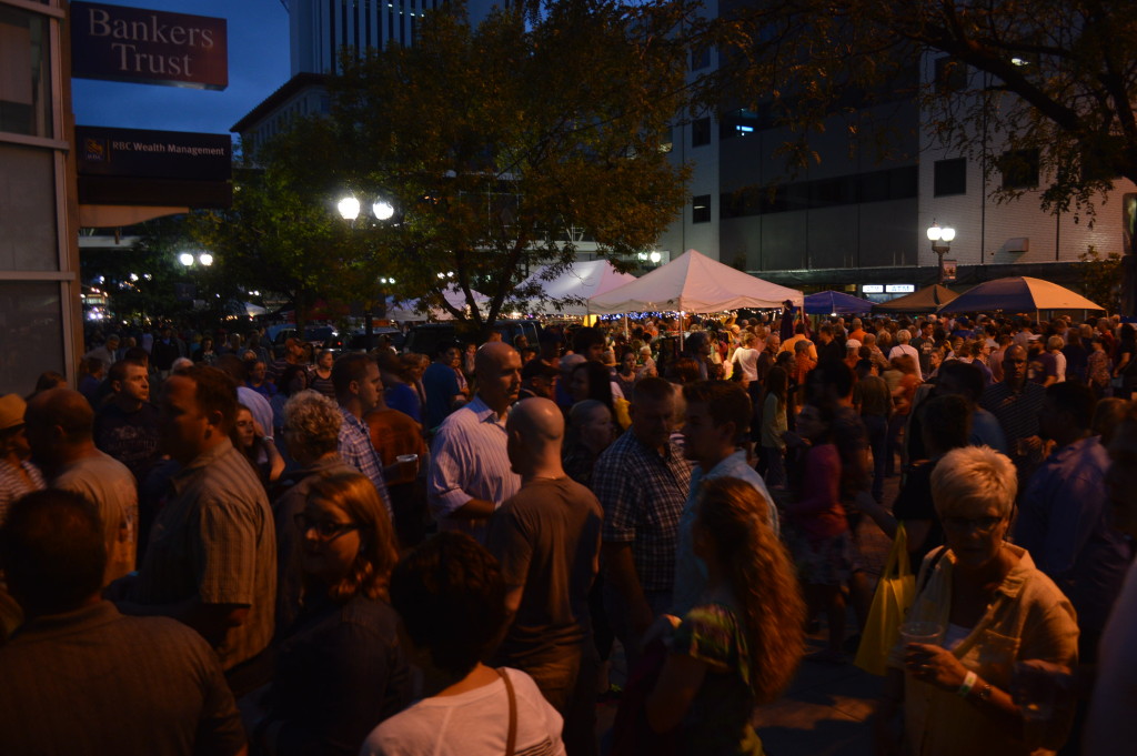 Lines of customers line up for drinks on Third Avenue SE during Market After Dark. (photo/Cindy Hadish)