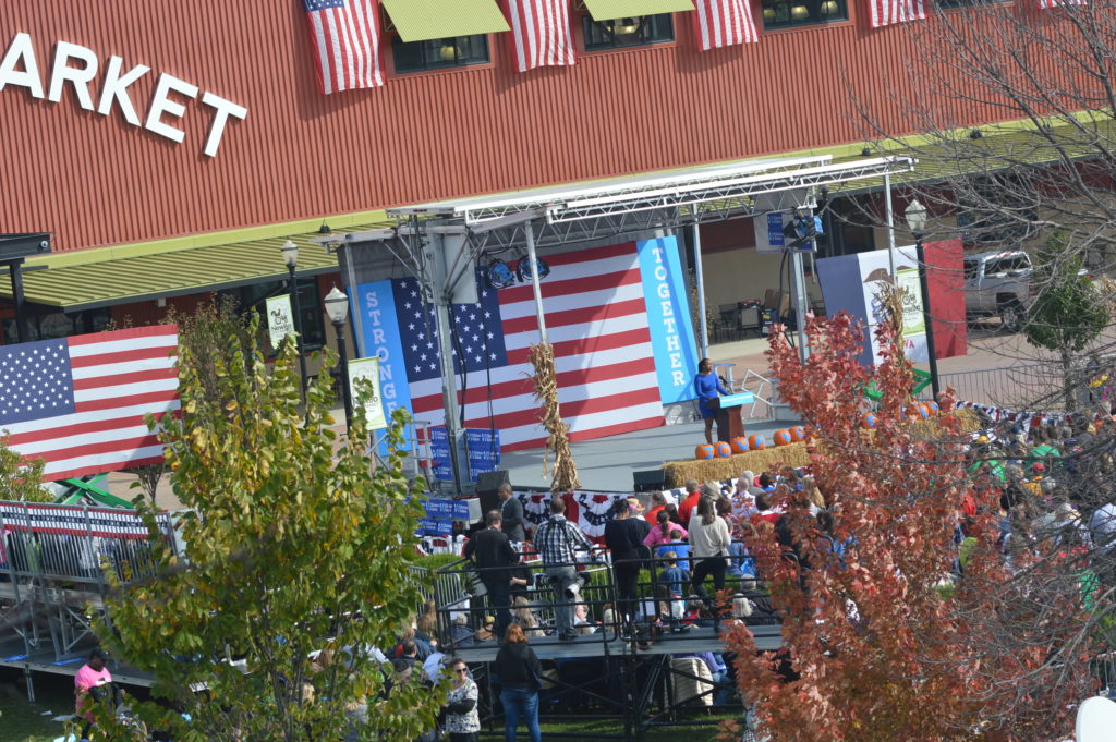 A crowd gathers outside the NewBo City Market before the Hillary Clinton presidential campaign rally in Cedar Rapids, Iowa. (photo/Cindy Hadish)