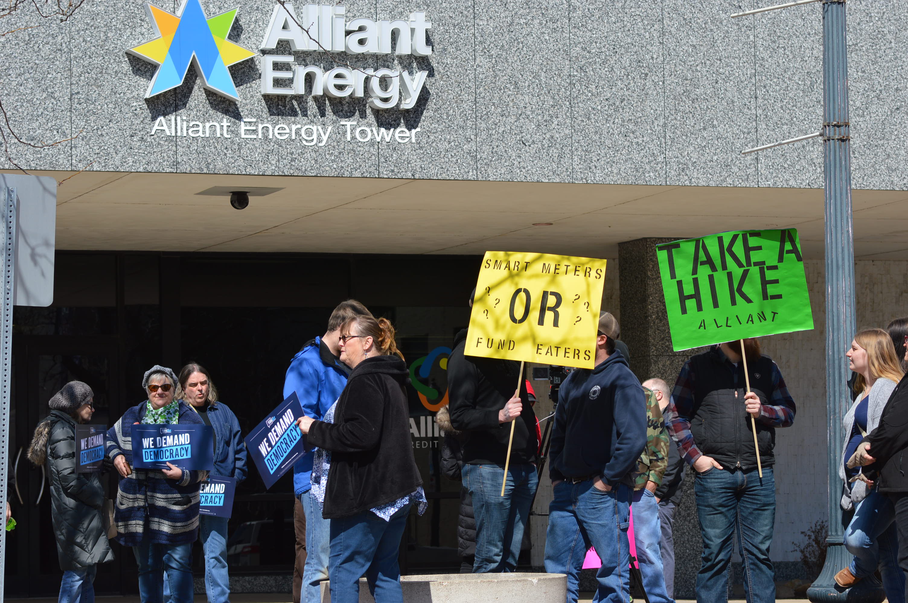 customers-protest-alliant-energy-rate-hikes-in-iowa-homegrown-iowan